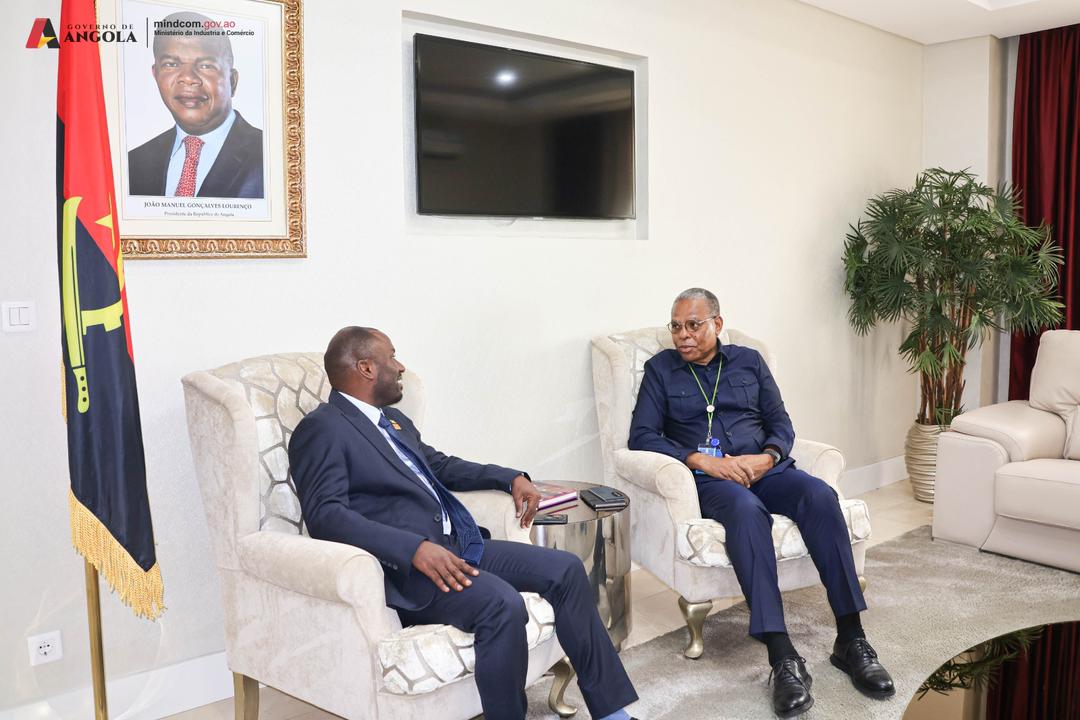 mrmeict's tweet photo. 𝐑𝐞𝐧𝐟𝐨𝐫𝐜𝐞𝐦𝐞𝐧𝐭 𝐝𝐞𝐬 𝐫𝐞𝐥𝐚𝐭𝐢𝐨𝐧𝐬 🇧🇮🤝🇦🇴 : le Ministre #mrmeict du #Bdi, Dr. Hassan Kibeya, reçu par Rui Miguêns de Oliveira, Ministre de l’Industrie et du Commerce d’#Angola. #luanda 17-19 #Coopération #Commerce #Industrie.#ntarehouse.#rtnb #akezanet #jimbere https://t.co/RIYAz5A7i4
