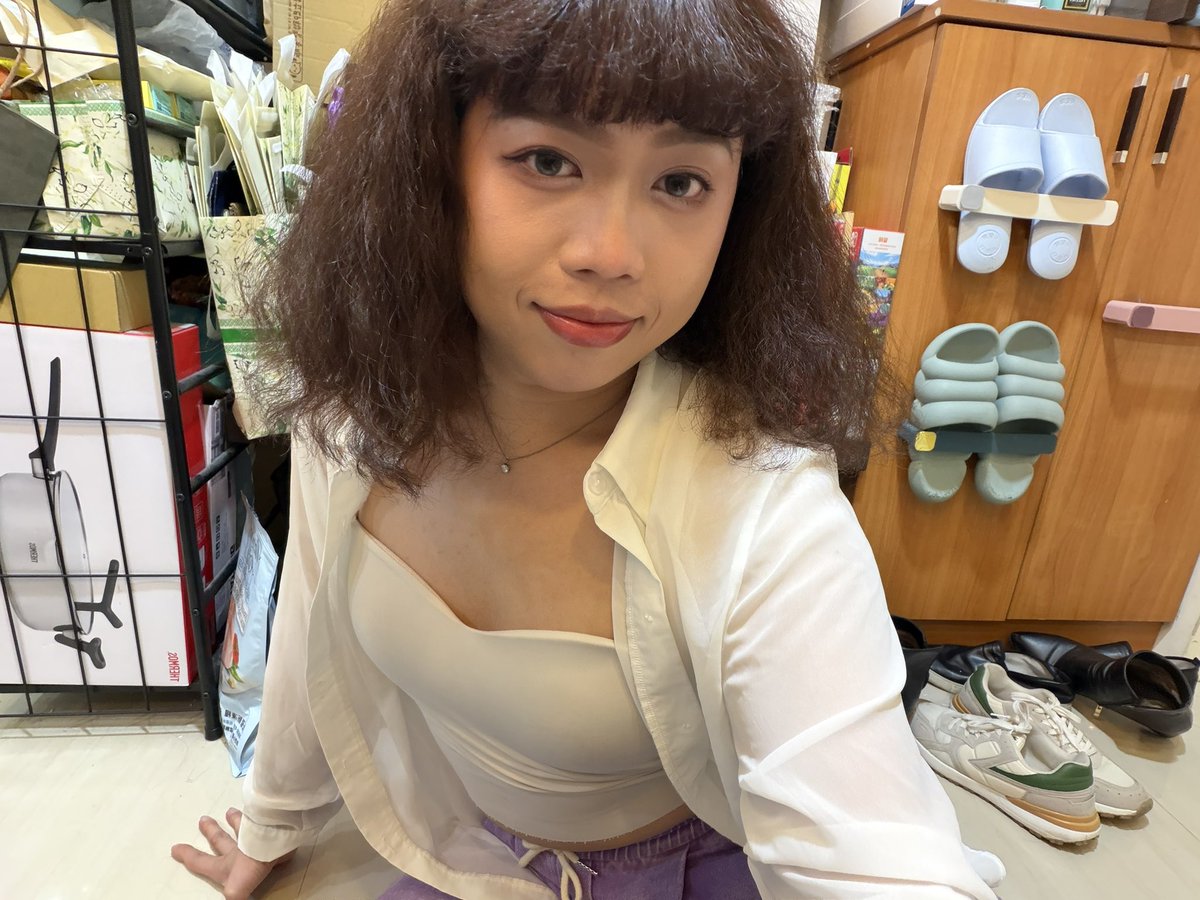 Rose19970317's tweet photo. 短髮後真舒暢，而且為了���出不能做手指甲只剩下腳可以了🥺 https://t.co/jw7ylGZQZv