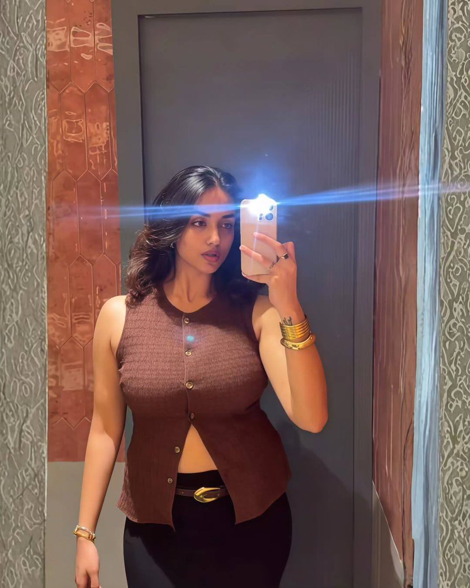 nayudu_02's tweet photo. Baby face with mommy figure🥵🥵 https://t.co/2UeHpCvl2U