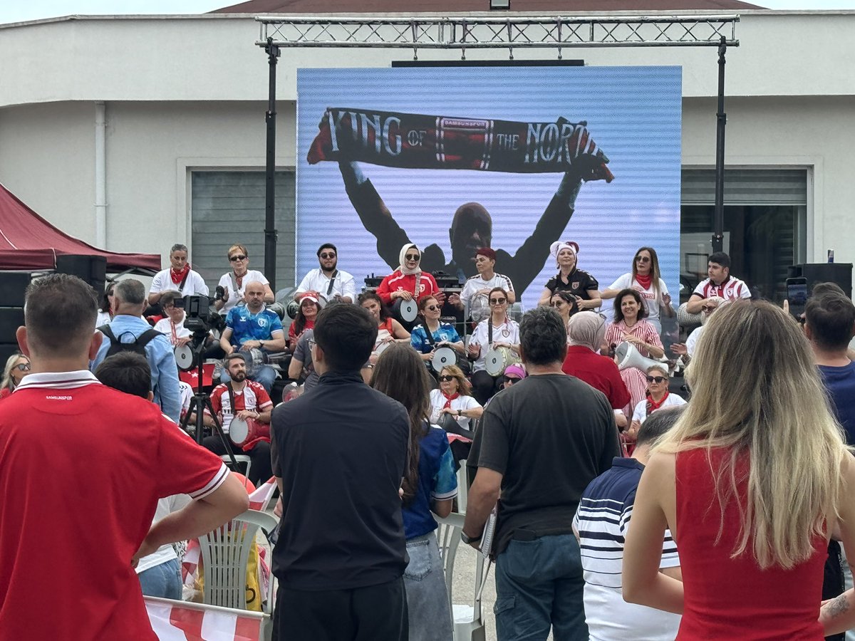 gurkansarikaya0's tweet photo. 💥 Bugün @Samsunsporkulup tarafından yapılan Samsunspor Yaz Şenliği Organizasyonu’nda 7’den 70’e birçok Samsunsporlu buluşarak harika vakit geçirdi.

Festivalde birçok firma yer alırken, kentin kulüple bütünleşmesine de büyük katkı sunuldu.

Samsunspor’un Kalbi Nuri Asan Tesisleri’nde yapılan bu organizasyonun her yıl büyüyerek devam ettirilmesi planlanıyor. 

Ayrıca şunu da eklemeliyim ki etkinlikte direkt olarak muazzam enerji sarf ettiklerini gördüğüm Samsunspor Yöneticileri Sayın Fazlıhan Carus (@fazlihancarus ), Sayın Serkan Kaya(@SRKN_KYA ), Sayın Onur Öztekin ve Sayın Esat Kasap’a da (@EsatKasap87) emeklerinden dolayı teşekkür etmek gerekiyor.