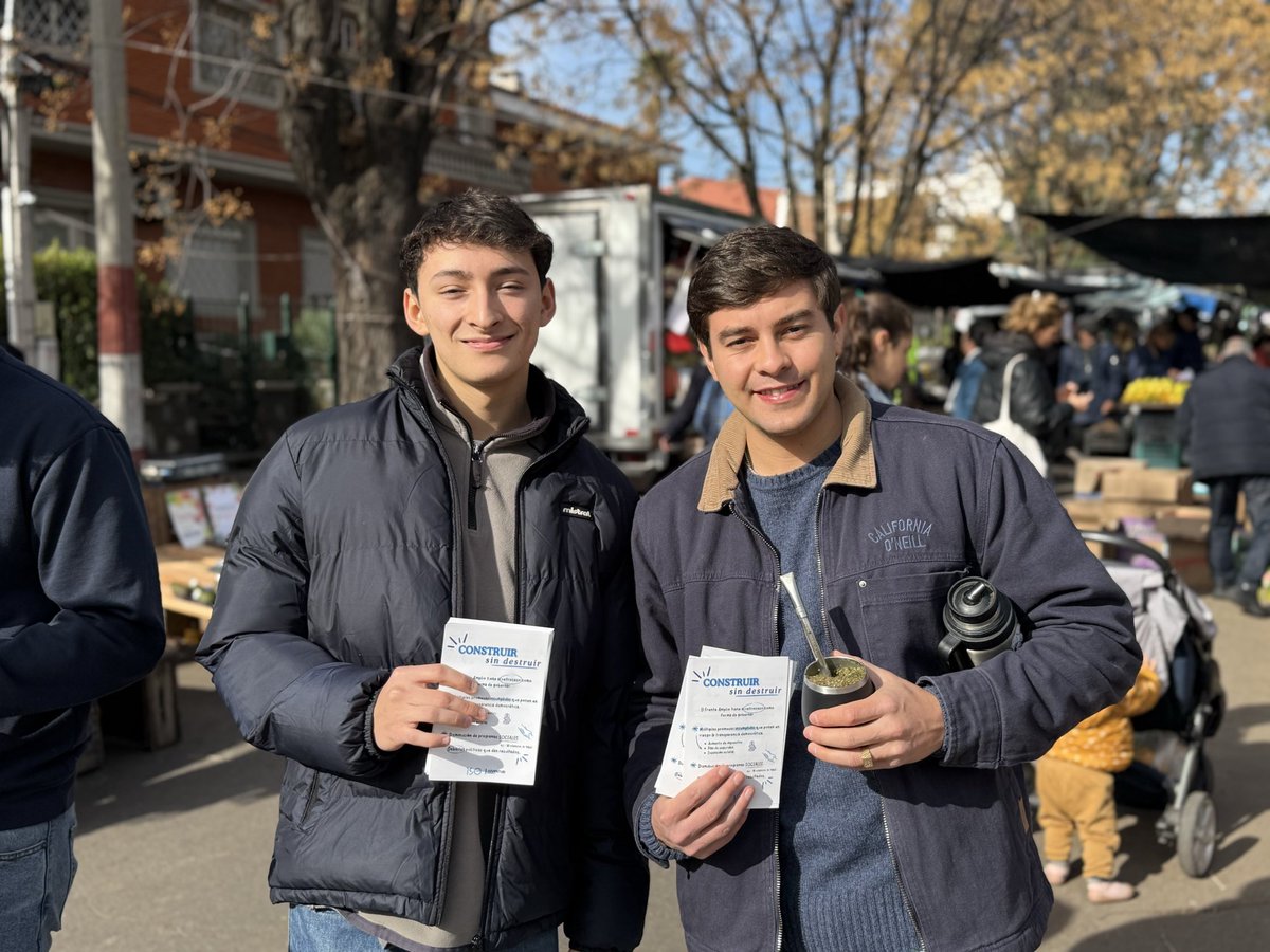 GonzaloGomez03's tweet photo. Mañana de ferias junto a la @CDJ_Montevideo. 📍

La juventud del @PNacionalJoven recorriendo los barrios, escuchando a los vecinos y conversando sobre los desafíos de Montevideo. https://t.co/sDmkzDSijh