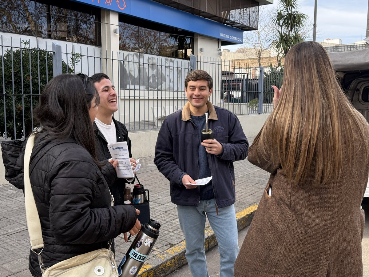 GonzaloGomez03's tweet photo. Mañana de ferias junto a la @CDJ_Montevideo. 📍

La juventud del @PNacionalJoven recorriendo los barrios, escuchando a los vecinos y conversando sobre los desafíos de Montevideo. https://t.co/sDmkzDSijh