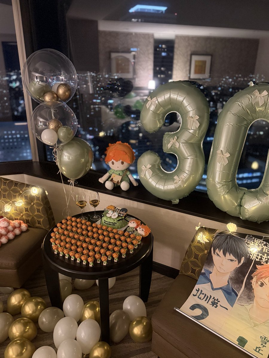 drdr_emn's tweet photo. 日向30歳おめでとうございます〜˚✧₊⁎
30歳の節目は日向の原点となった雪ヶ丘でお祝いしたかったので、肩ズン発売決まった時から生誕で使うぞーって決めてました😍

毎年のことながら手伝ってくれたマブ、交換してくださった皆様ありがとうございました˚✧₊⁎💚🧡 https://t.co/IhWnIcLHUu
