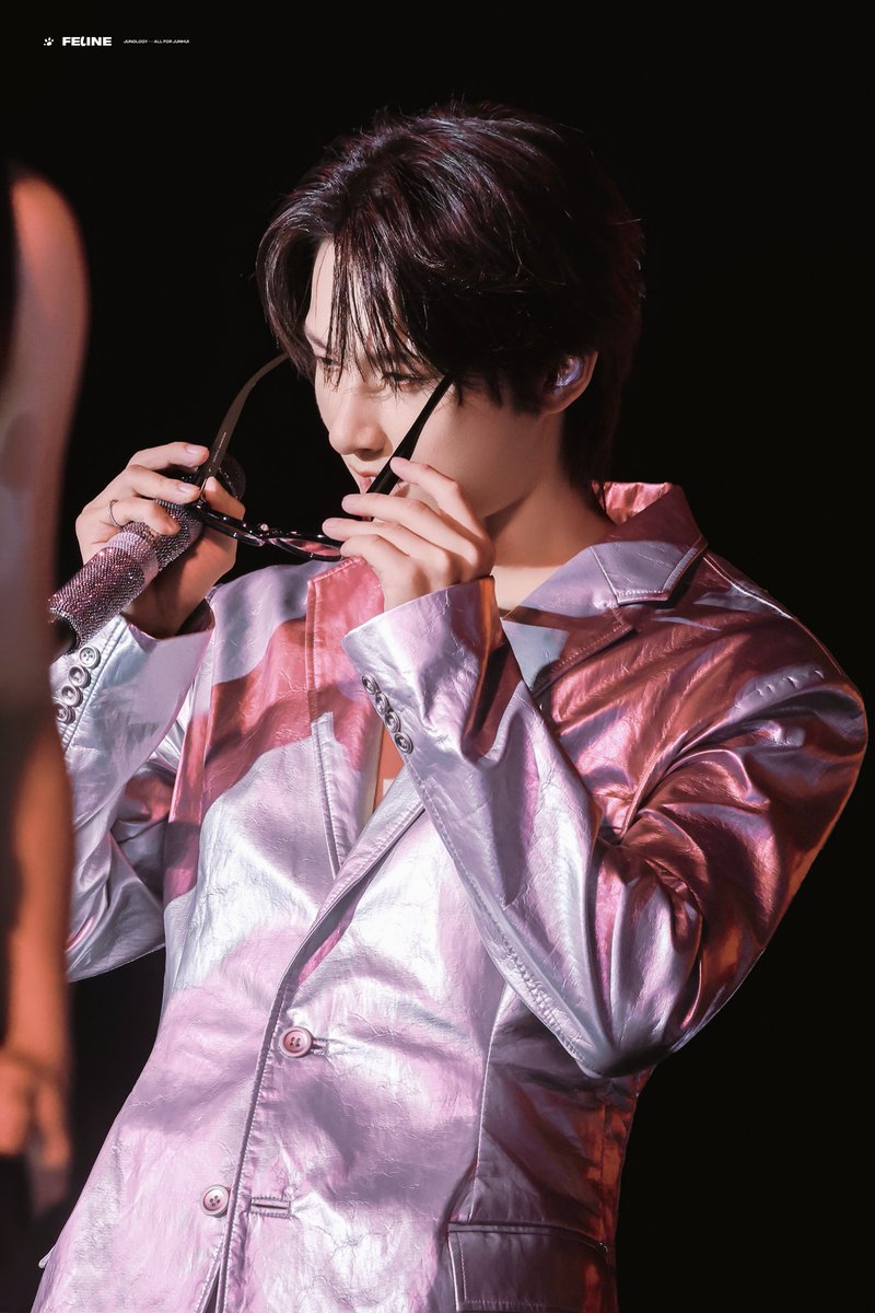 FELINE_JUNOLOGY's tweet photo. 260620 캐럿랜드D1

Metallic night

#준 #준휘 #JUN #문준휘 #文俊辉 #ジュン #세븐틴 #SEVENTEEN https://t.co/276h9YbOZl