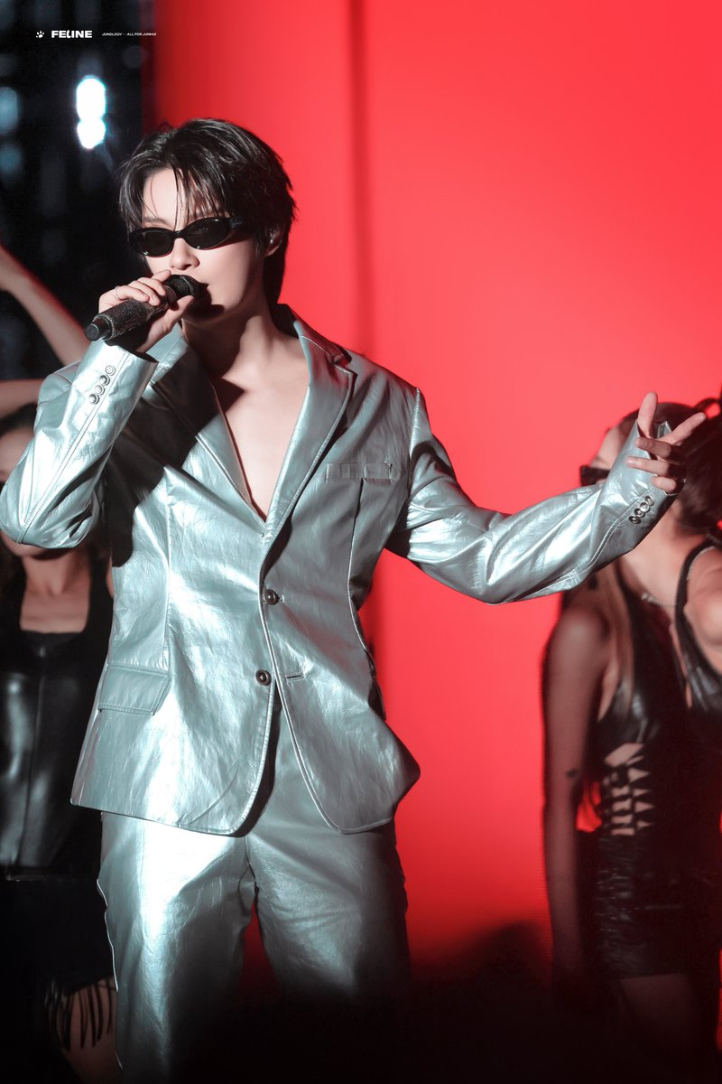 FELINE_JUNOLOGY's tweet photo. 260620 캐럿랜드D1

Metallic night

#준 #준휘 #JUN #문준휘 #文俊辉 #ジュン #세븐틴 #SEVENTEEN https://t.co/276h9YbOZl
