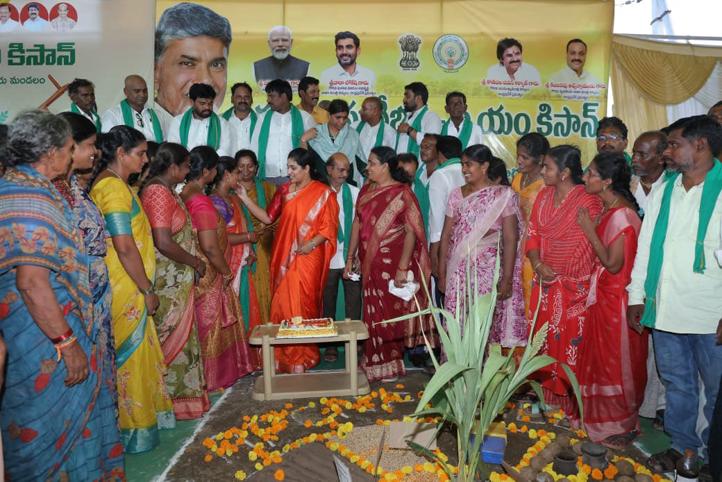 IamDrLakshmiG's tweet photo. భువనమ్మకు జన్మదిన శుభాకాంక్షలు తెలిపిన డా. గొట్టిపాటి లక్ష్మీ

నారా భువనేశ్వరి @ManagingTrustee గారి జన్మదినాన్ని పురస్కరించుకుని ముండ్లమూరు మండలం శంకరాపురంలో డా. గొట్టిపాటి లక్ష్మీ గారు మహిళలతో కలిసి కేక్ కట్ చేసి భువనేశ్వరి గారికి జన్మదిన శుభాకాంక్షలు తెలియజేశారు. https://t.co/M94l6yoNrX