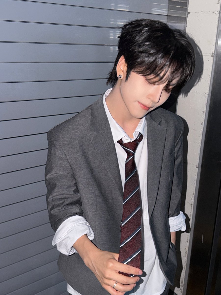 hzzxms's tweet photo. 축하한다 같은 시상식에서 상도 받고 무대도 하고 https://t.co/i0KGrrJrXW