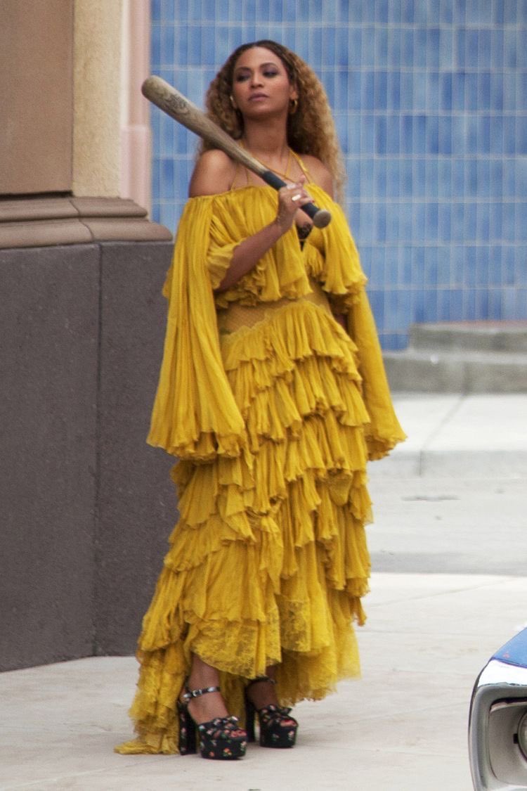 _is_kunta's tweet photo. NOTHING beats Beyoncé in a Roberto Cavalli dress https://t.co/YGkoyuGBAT