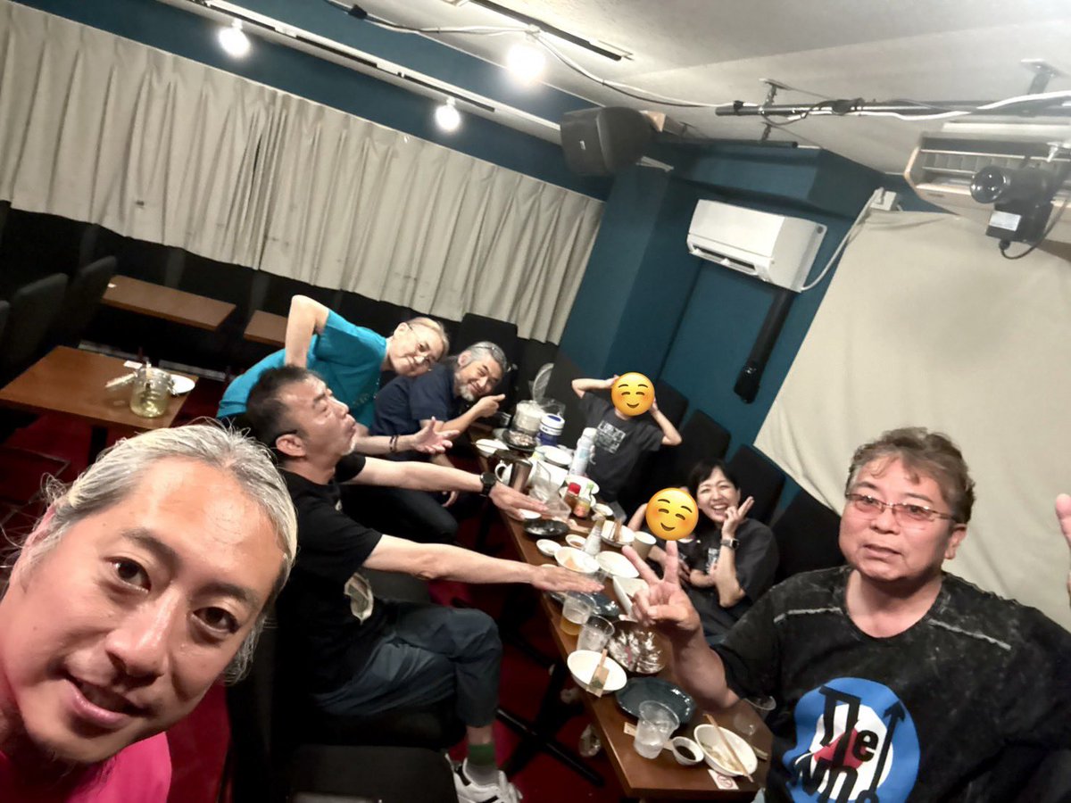 tocamos_tocamos's tweet photo. 宮崎県から、シュッと移動して、
長崎県music&amp;food micさん
楽しかったー！！
打ち上げでは、捌いてくださったお魚が美味しいこと美味しいこと。

そして、長崎弁講座。
笑いすぎました！
さぁ今日もサービスエリアで休みますー！
明日は九州ラスト！
W杯サッカーコラボです！ https://t.co/sLrU7dbLgf