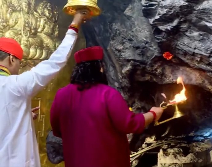 DeleshS's tweet photo. 🚩🔱ॐ ऐं ह्रीं क्लीं चामुण्डायै विच्चैः🔱🚩
#आज 20 _ 06 _ 2026 "त्रिकुटा #पर्वत" #से
अद्भुत #प्राकृतिक #पावन #दिव्य पिंडी स्वरूप #माँ #वैष्णों #जी के #सुंदर आलौकिक प्रात:काल के "श्रृंगार #आरतीदर्शन"
#KatraVaishnoDevi #jaimahakaal #maa
#maavaishnodevi #jaimaavaishnodevi https://t.co/iL8X2itgLs