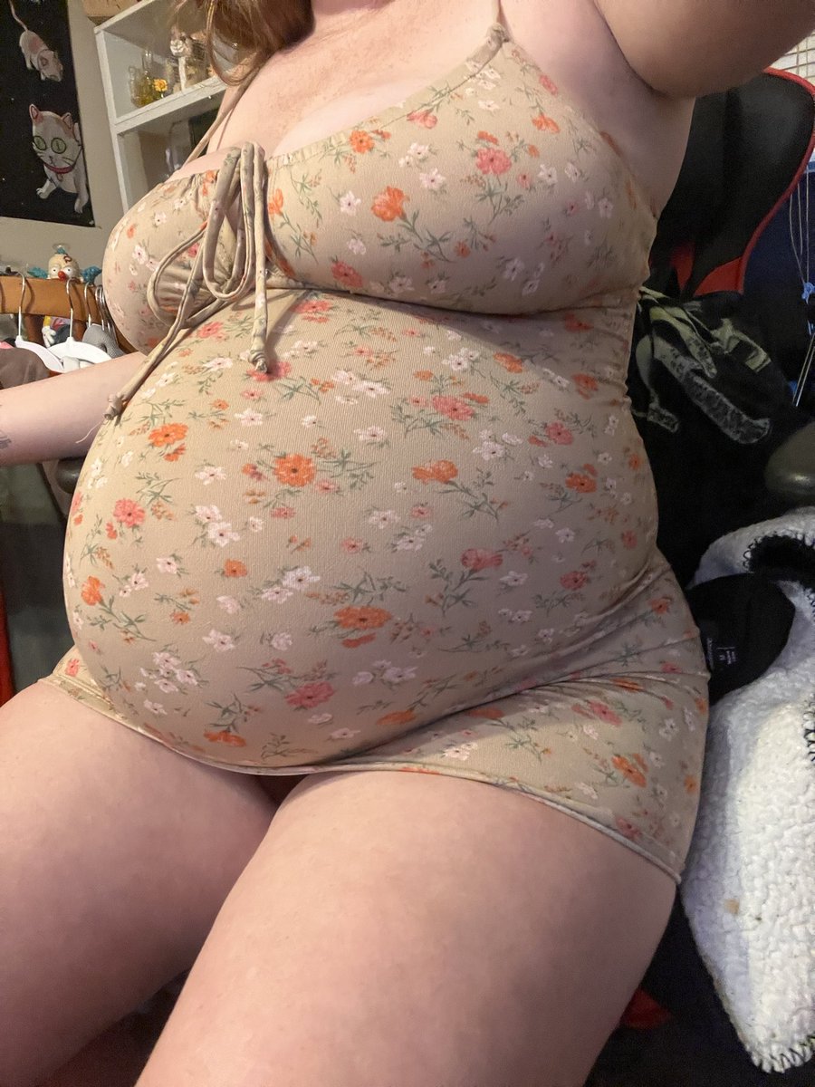 sexyredlovee's tweet photo. officially 33 weeks pregnant, do you think i should wear this dress out lol https://t.co/qHTkLFvq4r