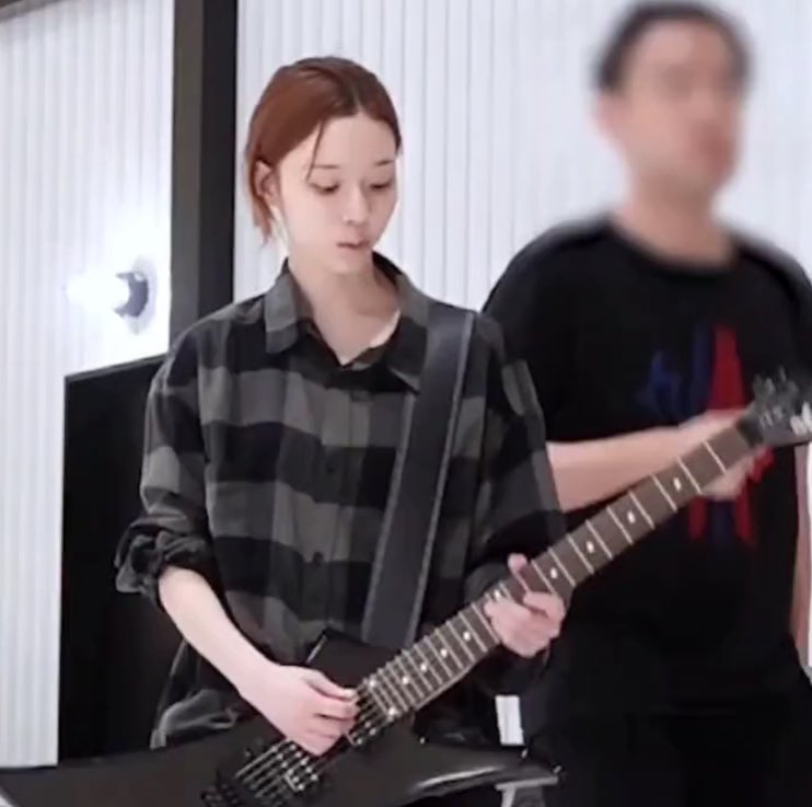 mjkmwntr's tweet photo. Kim Minjeong in plaids https://t.co/sH724KXiaM