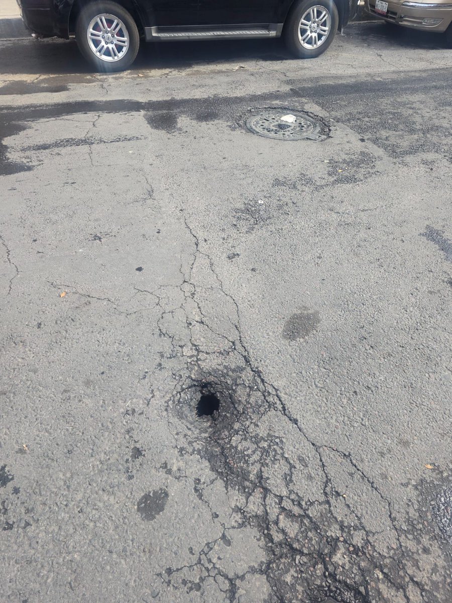 LuciaLenPia2's tweet photo. @locatel_mx buen dia donde puedo reportar un socavon que se está haciendo saliendo de una unidad habitacional, es peligroso por entrada y salida de autos https://t.co/3sVM6unwFx