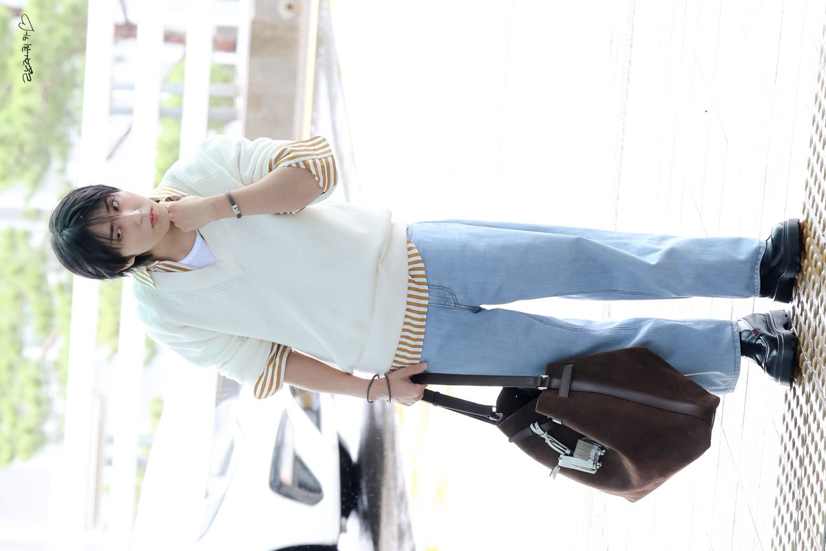 LISIANTHUS_914's tweet photo. 260620 ✈️

🤨한이티콘ㅋㅋ
#HANxTODs @Tods
#StrayKids #스트레이키즈   
#HAN #한 #한지성 https://t.co/2QDAaGJpu4