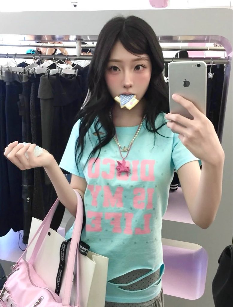 prevnseoul's tweet photo. ꒰ Pre ꒱ Luvistrue ⊹*⟡ 👩🏻👚🩵✩  ༘⋆｡

SY disco damage tee 3 colors
★ ลด 45% เหลือ 900.- ส่งฟรี (มัดจำ 450.-) 

🛩️ ส่งกลับแอร์ ♡ รับพรีจนกว่าคูปองจะหมดค่ะ
#luvistrue #เสื้อluvistrue #พรีออเดอร์เกาหลี https://t.co/ESHPNwUc40