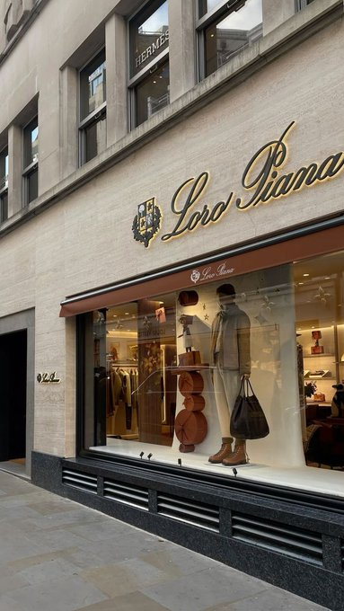 MZora0419's tweet photo. “El 0.001% más rico no usa lujo.”

Claro que sí lo usan.

Simplemente no es el lujo que la mayoría reconoce… no es Dior, Louis Vuitton ni Gucci.

Aquí hay 7 marcas que realmente usan multimillonarios y familias de élite:

1. Loro Piana. https://t.co/G1WvwoVDkT