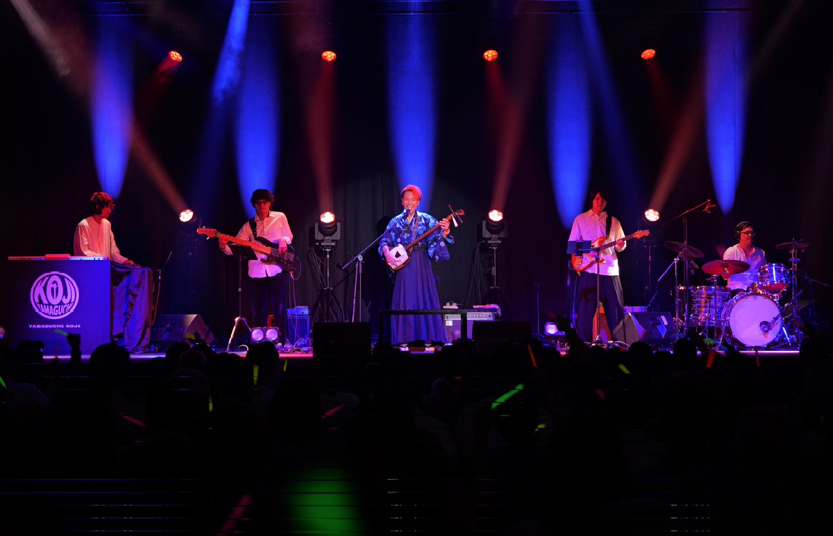 chikest's tweet photo. 山口晃司三味線コンサート「Re:born」
仕事じゃなく楽しんできました！

ペンライトも初めて使いました笑
素敵なライブでした！！！

自分の席から撮影しましたが
白飛びとか難しい・・・
一眼撮影練習中！

@koji0507shami
@Licht_Creative
#山口晃司 #三味線 #コンサート #名古屋イベント #東別院 https://t.co/kbg1jcGsEB