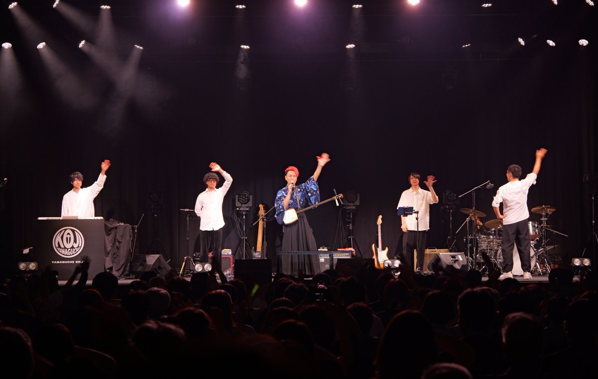 chikest's tweet photo. 山口晃司三味線コンサート「Re:born」
仕事じゃなく楽しんできました！

ペンライトも初めて使いました笑
素敵なライブでした！！！

自分の席から撮影しましたが
白飛びとか難しい・・・
一眼撮影練習中！

@koji0507shami
@Licht_Creative
#山口晃司 #三味線 #コンサート #名古屋イベント #東別院 https://t.co/kbg1jcGsEB