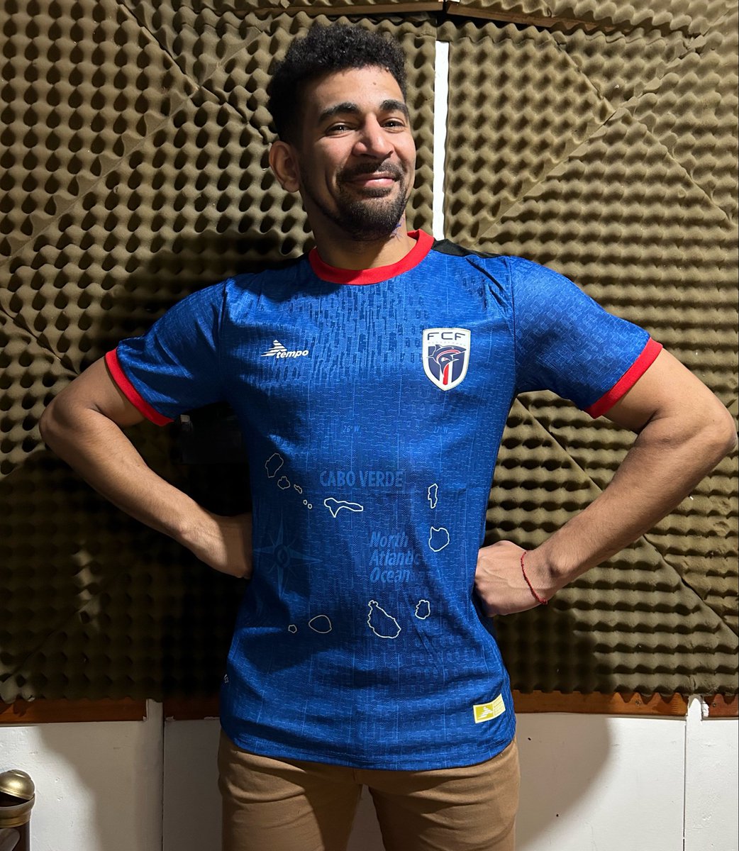 NegroCensurado's tweet photo. Mi primo Klaus me mandó esta casaca para bancar a Cabo Verde mañana. VAMOS CABO VERDEEEEE 🇨🇻 https://t.co/TPLzVk508B