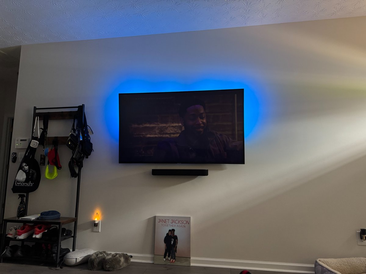 therealj_byrd's tweet photo. I love @SHOTheChi but why is it filmed so dark. I got to close my blinds and turn off all the lights just to enjoy it.  Is it just me????????? https://t.co/qydReLf2U3