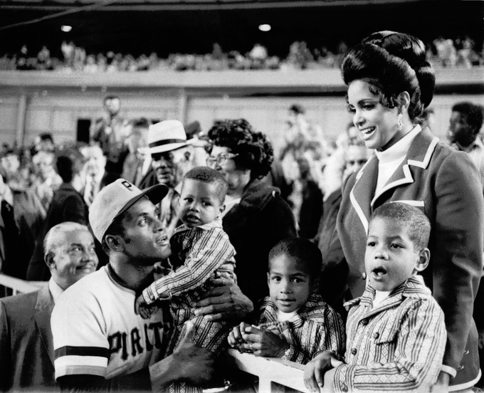 Jimfrombaseball's tweet photo. "When my Dad connected his 3,000th hit, we were in school in Puerto Rico.
It was announced through school intercom system.
There was big roar in the whole school, he was first Hispanic to accomplish this task, the 11th player in all of baseball history to do it."
Luis Clemente.
Roberto Clemente with his family, his Father in the hat, beside his Mother