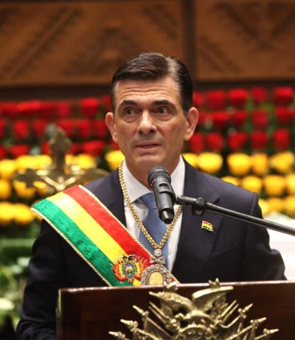 GordoLeyes's tweet photo. Declararon el estado de excepción (estado de sitio) en Bolivia para combatir al narcoterrorismo de Evo Morales. https://t.co/d0lZAWrxbM