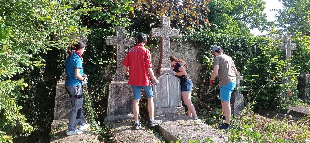 SF85_LRSY's tweet photo. Comité de La Roche-sur-Yon Agglo
Bravo aux Pionniers et Caravelles des Scouts et Guides de France de LRY (groupe Notre-Dame) pour le nettoyage de trois tombes de « Morts pour la France » au cimetière du Point du Jour ce matin. 
#souvenirfrancais #PaysdelaLoire #Vendée https://t.co/VF5etYZJJj