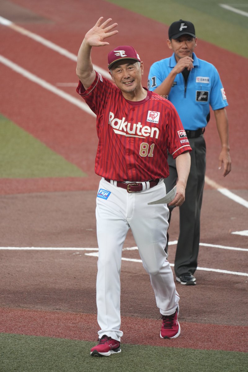_638693's tweet photo. 吉井監督よろしくお願いします🙇
メンバー表交換後、スタンドに手振ったり、お馴染みのアレもやってくれる特大ファンサービス https://t.co/at6LOAZuRy