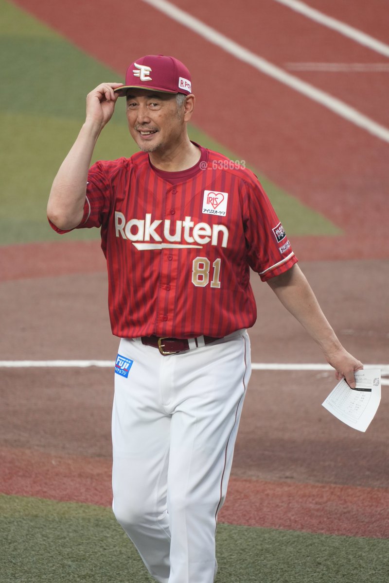 _638693's tweet photo. 吉井監督よろしくお願いします🙇
メンバー表交換後、スタンドに手振ったり、お馴染みのアレもやってくれる特大ファンサービス https://t.co/at6LOAZuRy