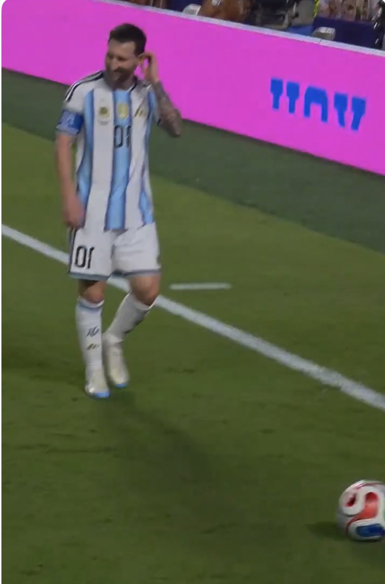 MErSSI0's tweet photo. When Messi Shy https://t.co/5iSXuvXoic