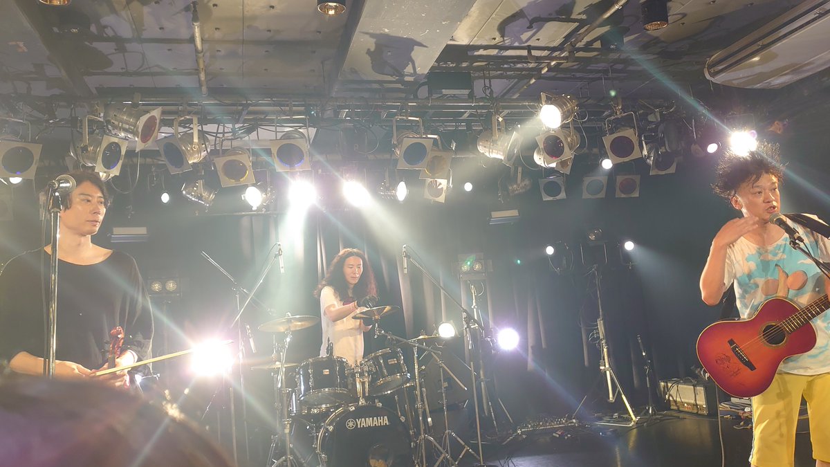 FLAT20151213's tweet photo. 水中、それは苦しい

水中は本番に近いリハをたっぷりやってくれるため早めに駆けつける。相変わらずのジョニーさん、セクシーさが増してる林蔵さん、髪型が別人のような吉田さん🤭で名曲たちが聞けて楽しかった🙌
チャリかごワンちゃんよかった🐶

#やついフェス https://t.co/4Cev3y2X9D