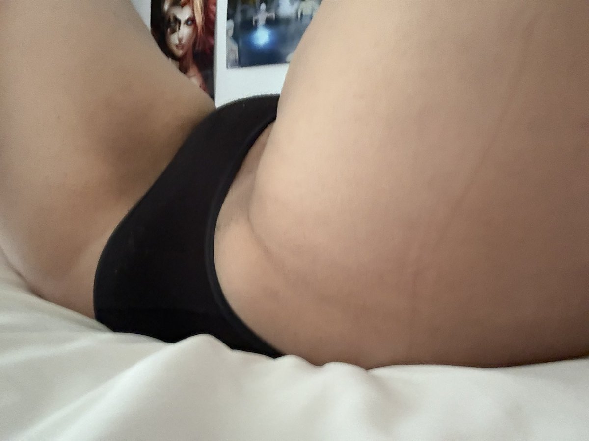 SweetSuccubus31's tweet photo. This is your POV, what do you do? https://t.co/U0IqZmWTGD