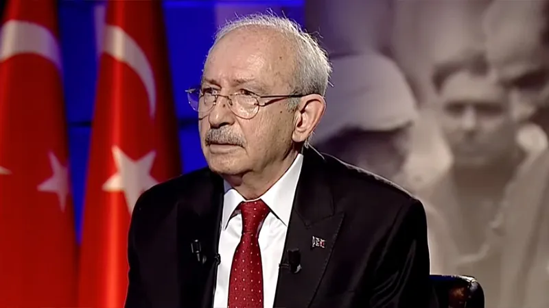 T24_com_tr's tweet photo. 🔴 Dün "Demirtaş hakkında 'evet' oyu verdiğim için pişman değilim" diyen Kılıçdaroğlu: 

📌 Şu anda hiçbir dokunulmazlığı olmayan ve Erdoğan’ın açtığı birçok davada onlarca yıl hapis cezasıyla yargılanan, bir kısmından da ceza almış bir siyasetçi olarak tekrar söylüyorum; kürsü dokunulmazlığı dışında hiçbir dokunulmazlığı doğru bulmuyorum.

📌 Bu sürecin perde arkasını, hukuki boyutunu ve o günkü siyasi iklimi en iyi bilen kişilerden biri de Sayın Selahattin Demirtaş’tır. Biz, Sayın Demirtaş’ın ve tüm siyasi tutsakların haksız, hukuksuz bir şekilde cezaevinde tutulmasına karşı ilk günden beri en gür sesi çıkardık
https://t.co/L9zG2Kf3Up