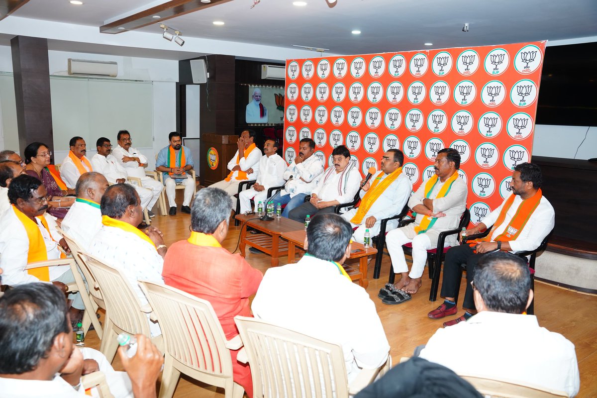 Eatala_Rajender's tweet photo. 📍 తెలంగాణ రాష్ట్ర బీజేపీ కార్యాలయం, నాంపల్లి

ఈరోజు తెలంగాణ బీజేపీ ఇన్‌ఛార్జ్ శ్రీ అభయ్ పాటిల్ (@iamabhaypatil) గారు, రాష్ట్ర ప్రధాన కార్యదర్శి (సంస్థాగత వ్యవహారాలు) శ్రీ చంద్రశేఖర్ (@chshekharbjp) గారు, రాష్ట్ర అధ్యక్షులు శ్రీ ఎన్. రాంచందర్ రావు (@N_RamchanderRao) గారితో కలిసి పలు కీలక సమావేశాల్లో పాల్గొన్నాను.

పార్టీ సంస్థాగత బలోపేతం, బూత్ స్థాయి కార్యకలాపాల విస్తరణ, ప్రజా సమస్యలపై పోరాట కార్యక్రమాలు, అలాగే ప్రధాని శ్రీ నరేంద్ర మోదీ (@narendramodi) గారి నాయకత్వంలో కేంద్ర ప్రభుత్వం అమలు చేస్తున్న సంక్షేమ, అభివృద్ధి కార్యక్రమాలను ప్రజల్లోకి మరింత విస్తృతంగా తీసుకెళ్లే అంశాలపై పార్���ీ కార్యకర్తలు, నాయకులతో సవివరంగా చర్చించాము. GHMC లో పార్టీ బలోపేతం కోసం తీసుకోవాల్సిన చర్యలపై చర్చించాము.

ఈ సమావేశంలో బీజేఎల్పీ నేత శ్రీ ఏలేటి మహేశ్వర్ రెడ్డి (@maheshreddy_bjp) గారు, మెదక్ పార్లమెంట్ సభ్యులు శ్రీ మాధవనేని రఘునందన్ రావు (@RaghunandanraoM) గారు, రాష్ట్ర పదాధికారులు, రాష్ట్ర కార్యవర్గ సభ్యులు, జిహెచ్ఎంసి పరిధిలోని ప్రధాన నాయకులు, జిల్లా అధ్యక్షులు, ముఖ్య నాయకులు తదితరులు పాల్గొన్నారు.

@BJP4Telangana @BJP4India