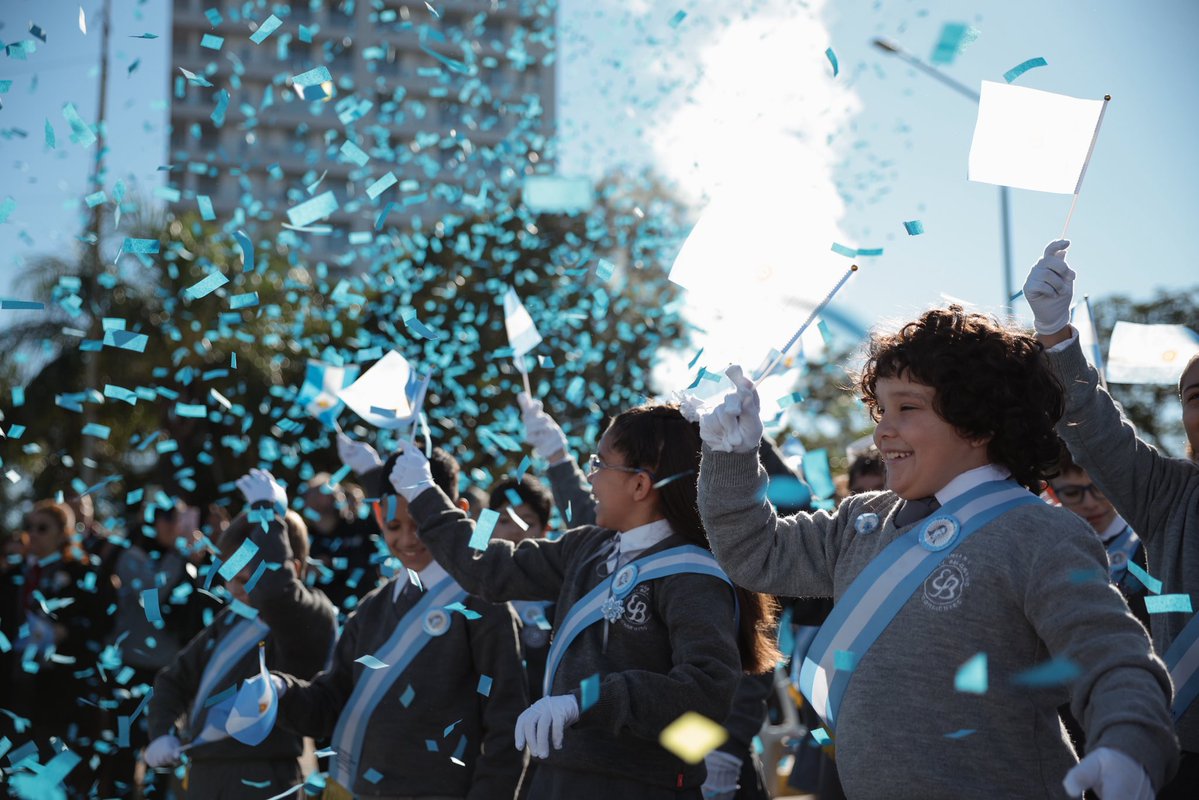 JPValdesok's tweet photo. La mejor manera de honrar el Día de Bandera es con la Promesa de Lealtad que hacemos cuando somos estudiantes, y me llena de orgullo acompañar a tantos jóvenes en este momento inolvidable 🇦🇷 Como cada 20 de junio, todos renovamos el amor y el compromiso con la celeste y blanca. https://t.co/4und64CBIM