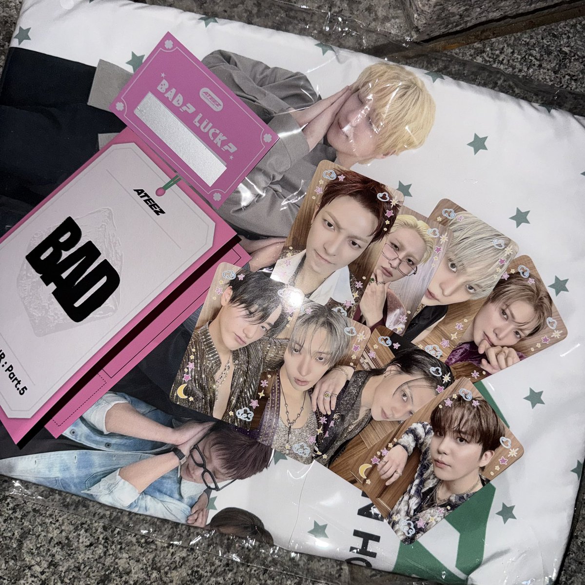 sandorokis's tweet photo. 260621 #ATEEZ inkigayo prerecording special gifts 💗 https://t.co/i9C5pbNjwl