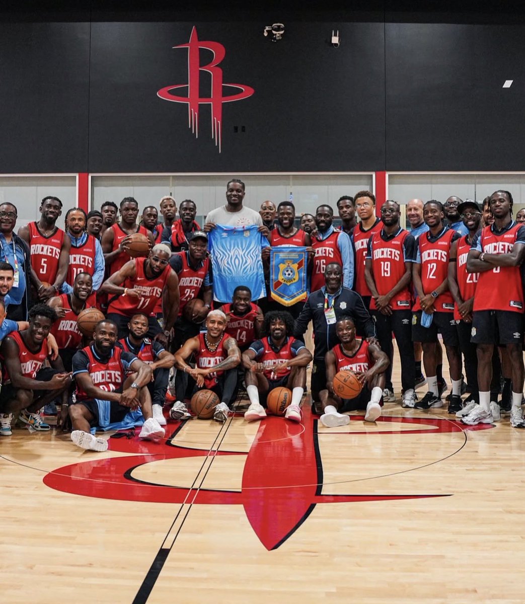ActuFootRDCongo's tweet photo. ⚽️🤝🏀 Connexion crossover Foot x NBA !

Les Léopards 🇨🇩 ont rendu visite aux Houston Rockets, l’une des plus grandes franchises de la ligue de basket américaine 🇺🇸.

Accueillis par le pivot suisse 🇨🇭 d'origine congolaise 🇨🇩 Clint Capela , ils ont profité d'un moment de détente et de cohésion idéal pour la récupération mentale.