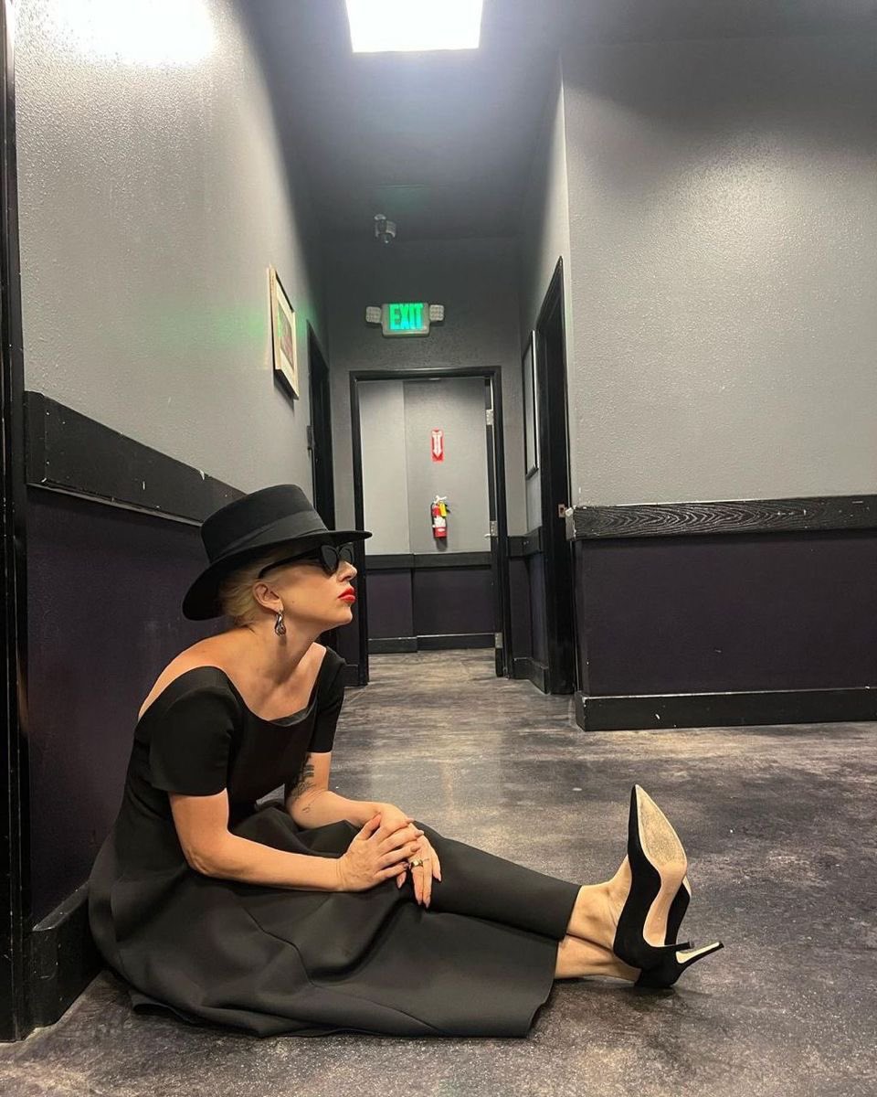 gardenofed1th's tweet photo. let her not forget her big hat 🎩 https://t.co/VDW1fTUOys
