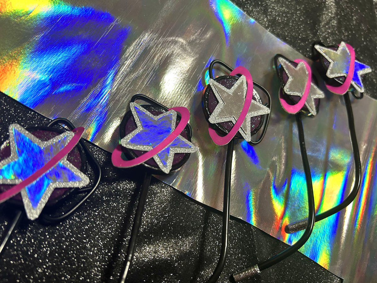 syoki_stQN_C's tweet photo. そういえば前回の🌠隊のインカム、上手に作れたのに上げ忘れてた！
キラキラ光るねん🌟
#陽星隊　 #翔稀の製作日記 https://t.co/57U4ESNsNJ