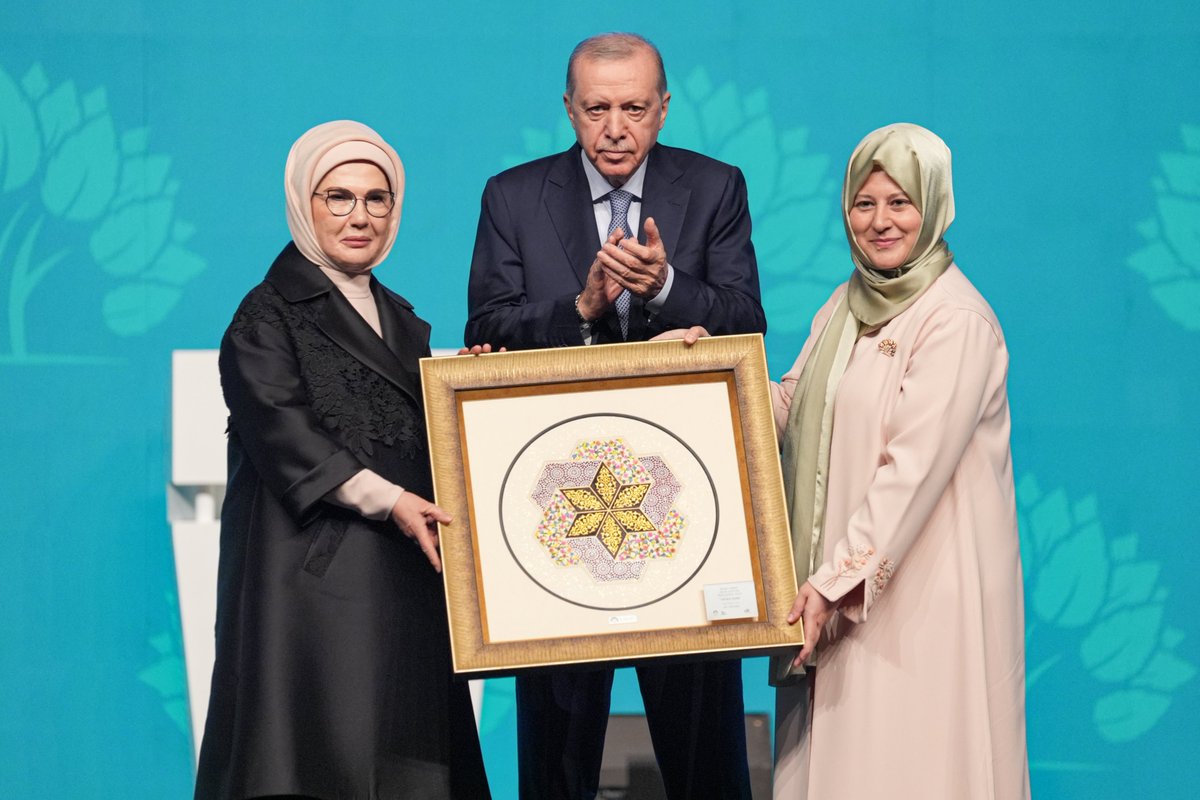 milliyet's tweet photo. Cumhurbaşkanı Erdoğan ve eşi Emine Erdoğan, ‘TÜRGEV 30. Kuruluş Yıl Dönümü’ programına katıldı. 

📌TÜRGEV Yönetim Kurulu Başkanı Hatice Akıncı Yılmaz, Emine Erdoğan’a hediye takdim etti

https://t.co/w5dHTQZuj1 https://t.co/zY0Zmc95QW