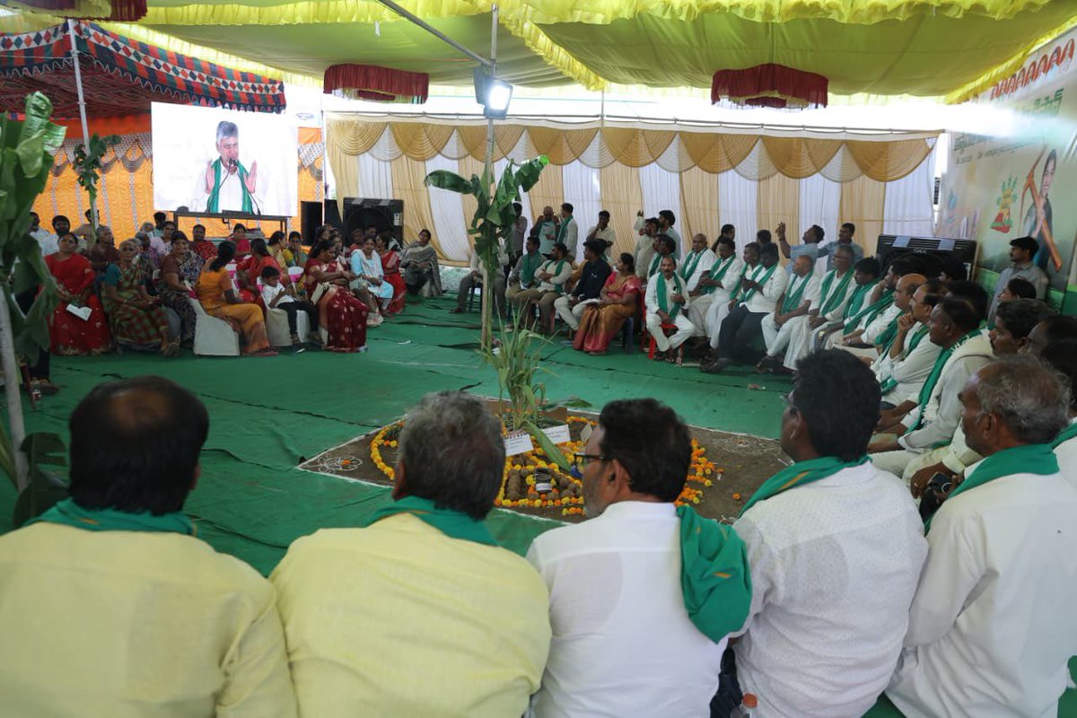 IamDrLakshmiG's tweet photo. సుఖీభవ, ₹2,000 పీఎం కిసాన్ కలిపి మొత్తం ₹7,000 రైతుల ఖాతాల్లో జమ చేసినందుకు ముఖ్యమంత్రి శ్రీ నారా చంద్రబాబు నాయుడు గారికి కృతజ్ఞతలు తెలిపారు.

దర్శి నియోజకవర్గంలోని 42,871 మంది రైతులకు ₹28.49 కోట్ల ఆర్థిక సాయం అందిందన్నారు. రైతు సంక్షేమం, గిట్టుబాటు ధరలు, సకాలంలో ఎరువుల (2/3) https://t.co/8xBYEffEjs