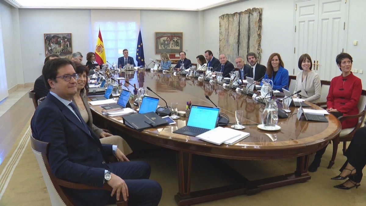 Capitana_espana's tweet photo. Lo que de verdad tiene exaltados a los zurdos no es que le retiren el pasaporte a Begoña Gómez, es comprobar que cualquiera de ellos puede terminar en la cárcel creyéndose que eran intocables y estaban por encima de la ley.😜 https://t.co/TC5VORGDUD