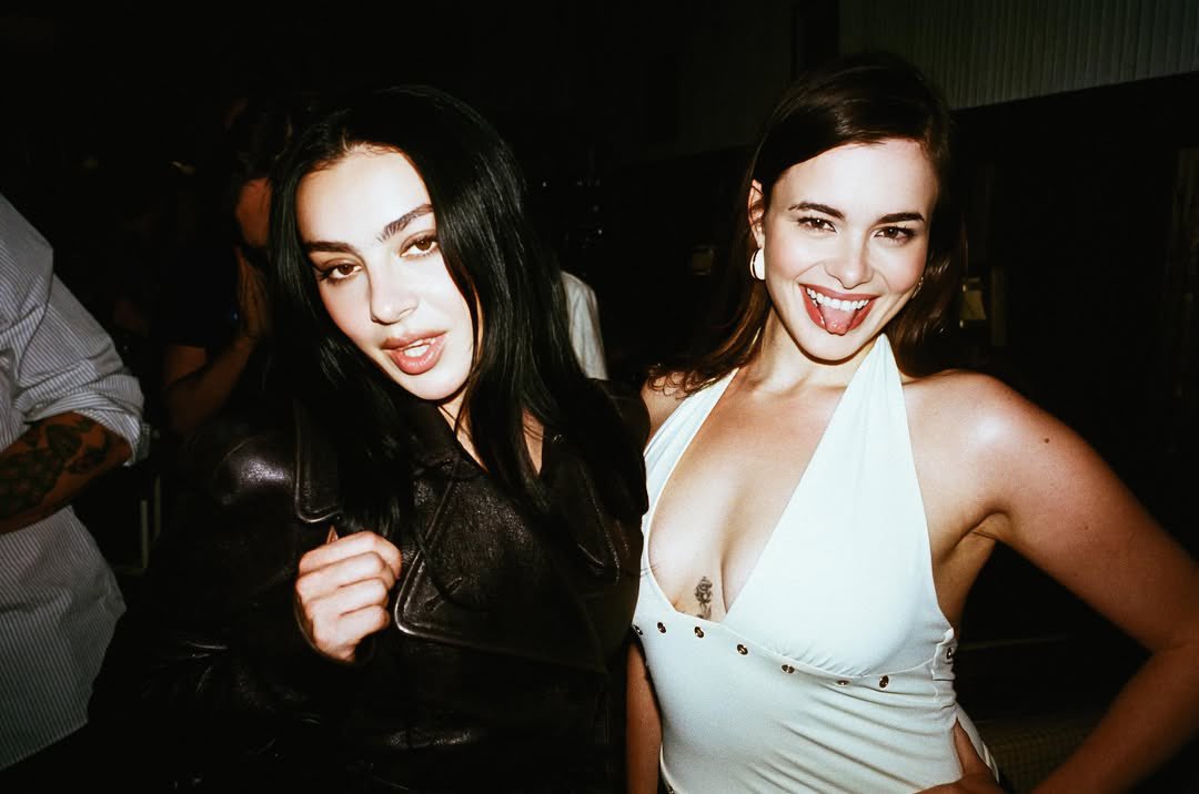 infocharlixcx's tweet photo. Charli xcx with Kim Petras, Barbie Ferreira and George Daniel last night. 🤍 https://t.co/xwiRG38JsO