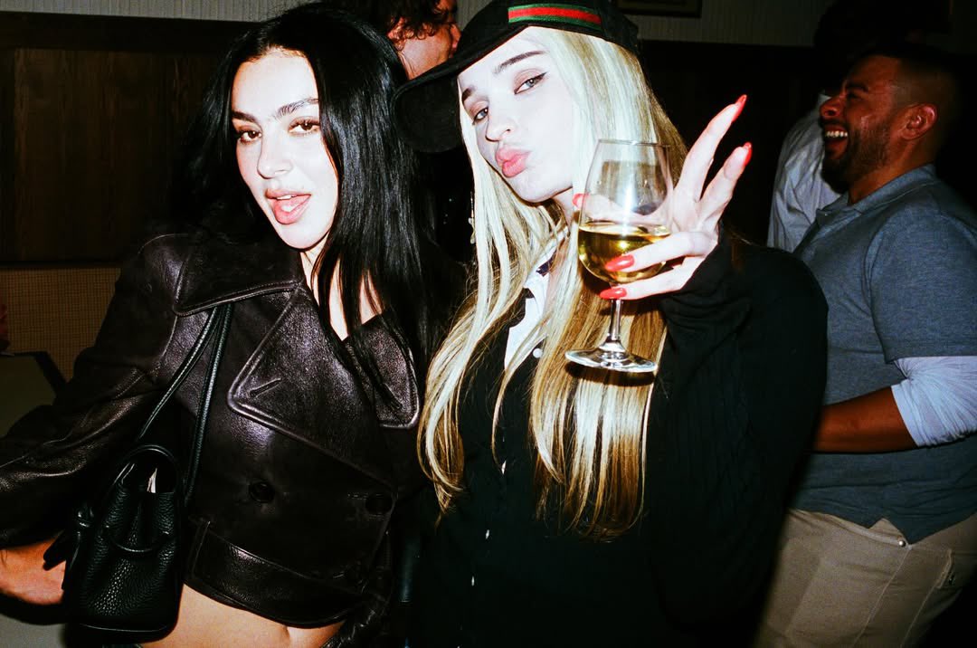 infocharlixcx's tweet photo. Charli xcx with Kim Petras, Barbie Ferreira and George Daniel last night. 🤍 https://t.co/xwiRG38JsO