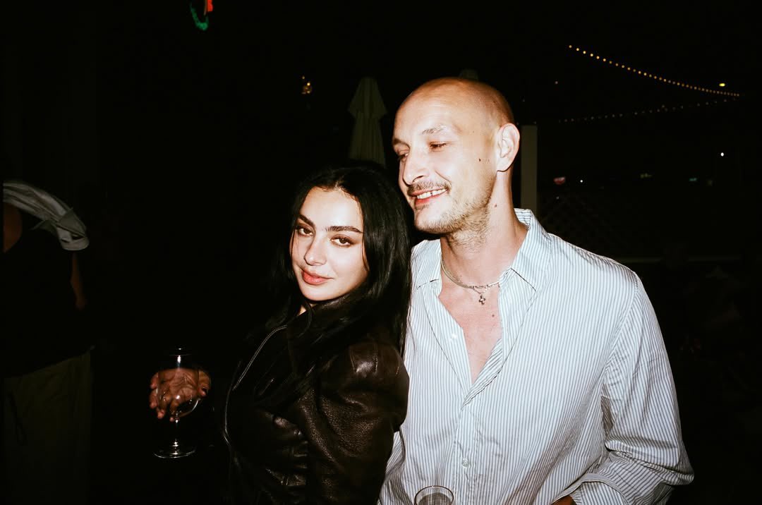 infocharlixcx's tweet photo. Charli xcx with Kim Petras, Barbie Ferreira and George Daniel last night. 🤍 https://t.co/xwiRG38JsO
