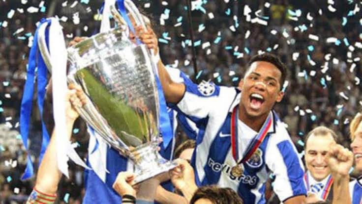 RafaelR93's tweet photo. @Duduzerabh @santosmagico Com todo talento que ele tem, conquistou o mesmo número de champions que o Carlos Alberto, mas não desperdiçou não kkkkkkk https://t.co/oKRqMpkapy