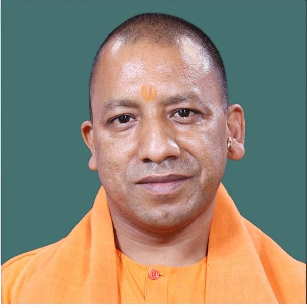 VermarajuRaju's tweet photo. भरत तिवारी भरत तिवारी चिल्लाने वालों कभी पुष्पेंद्र यादव के परिवार का दर्द देखा है ??

बात 2019 की है,झांसी के रहने वाले व्यवसायी पुष्पेन्द्र यादव के पास 2 ट्रक थे,जिनसे वो बालू और गिट्टी की ढुलाई करता था, पुलिसिया दलाल हमेशा उनसे 2,4 हजार रुपए वसूली करते थे ट्रक को पास कराने के नाम पर।

इंस्पेक्टर धर्मेंद्र सिंह हमेशा उसे परेशान करता था ज़बरदस्ती अधिक वसूली मारपीट करता था,जिससे पुष्पेंद्र परेशान और उत्पीड़ित हो गया था और वसूली का पैसे अब पुलिस को नहीं दे रहा था।

एक दिन झांसी पुलिस ने आरोप लगाया कि पुष्पेन्द्र यादव इंस्पेक्टर धर्मेंद्र सिंह पर हमला करके उनकी कार लूट कर भाग रहा था,अगले दिन पुलिस ने पुष्पेंद्र का एनकाउंटर कर दिया।

मीडिया में योगी की जय जय कार होने लगा,की योगी आदित्यनाथ अब अपराधियों का सफ़ाया कर दिए।
जबकि पुष्पेंद्र के गांववाले पुलिस मुर्दाबाद फेक एनकाउंटर के नारे लगाते हुए उग्र हो गए थे।

आपको बता दे पुष्पेंद्र यादव का जब एनकाउंटर हुआ था तो यही चित्रा त्रिपाठी अमीश गुल्लू और अंजना जैसे गोदी मीडिया यूपी से अपराधियों का सफ़ाया बता रही थी,आज सम्राट चौधरी ने योगी आदित्यनाथ के नक्शेकदम चल वही कर दिया तो इनको रोना आ रहा है??

चित्रा त्रिपाठी समेत तमाम ब्राह्मण समाज काश उस दिन पुष्पेंद्र यादव के एन्काउन्टर पर सवाल उठाते तो आज भरत तिवारी भी जिंदा होते।