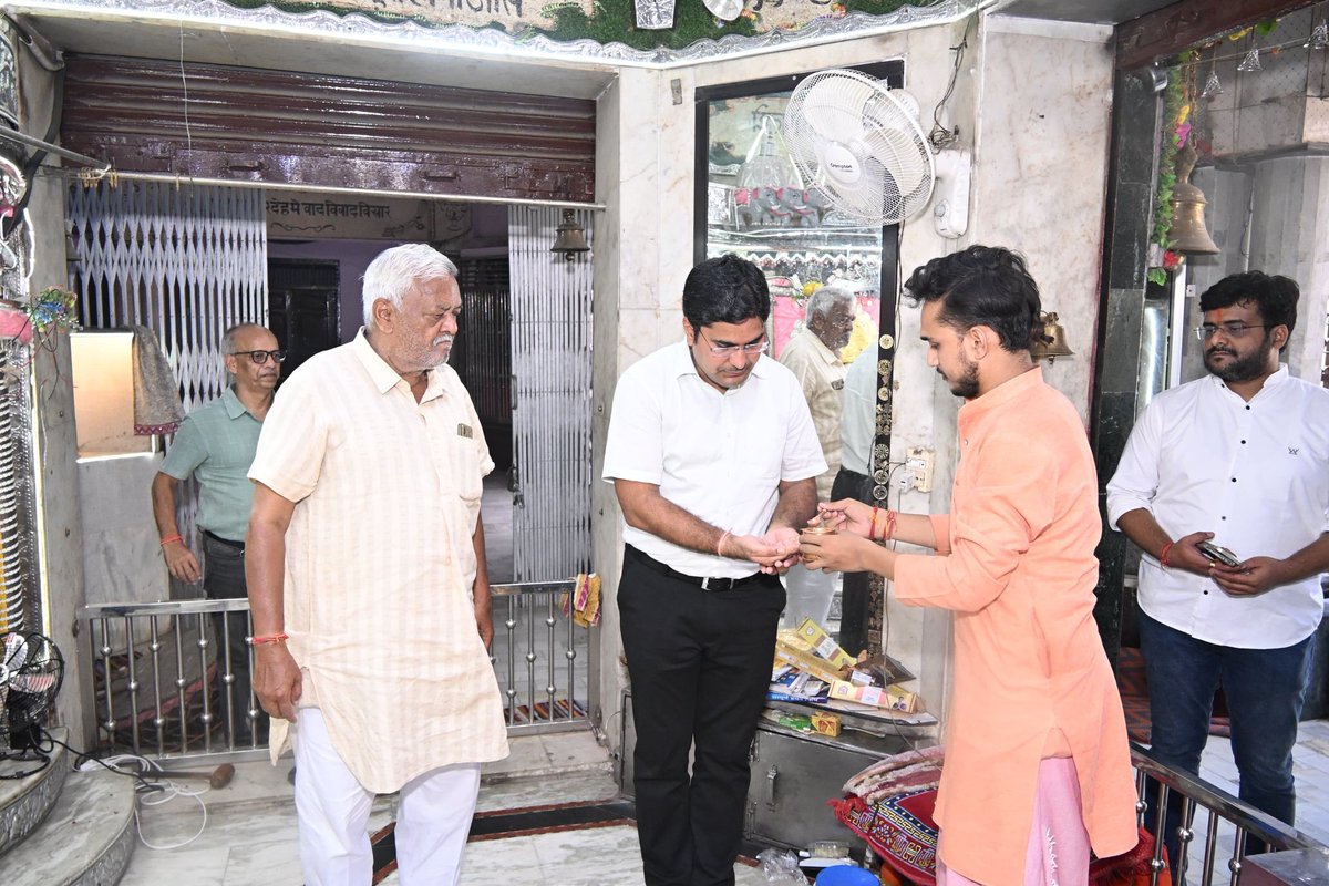 DmSambhal's tweet photo. आज @DmSambhal अंकित खण्डेलवाल द्वारा चंदौसी के प्रसिद्ध गणेश मंदिर का भ्रमण किया तथा भगवान गणेश जी के दर्शन किये तथा वहाँ स्थापित गणेश जी की विशाल प्रतिमा का अवलोकन किया। @CMOfficeUP @UPGovt @ChiefSecyUP @InfoDeptUP @Comm_Moradabad https://t.co/2Rd9YaIycx