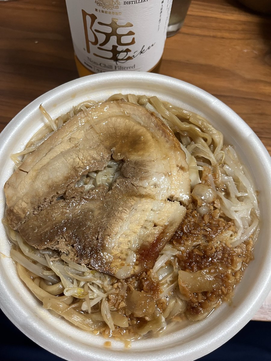 kuro_641's tweet photo. バイトから帰ってこのド深夜に食べるセブンの富田のラーメンかなんかとお酒は最高に体が壊れる味がして罪深い https://t.co/Rban9mdDeA