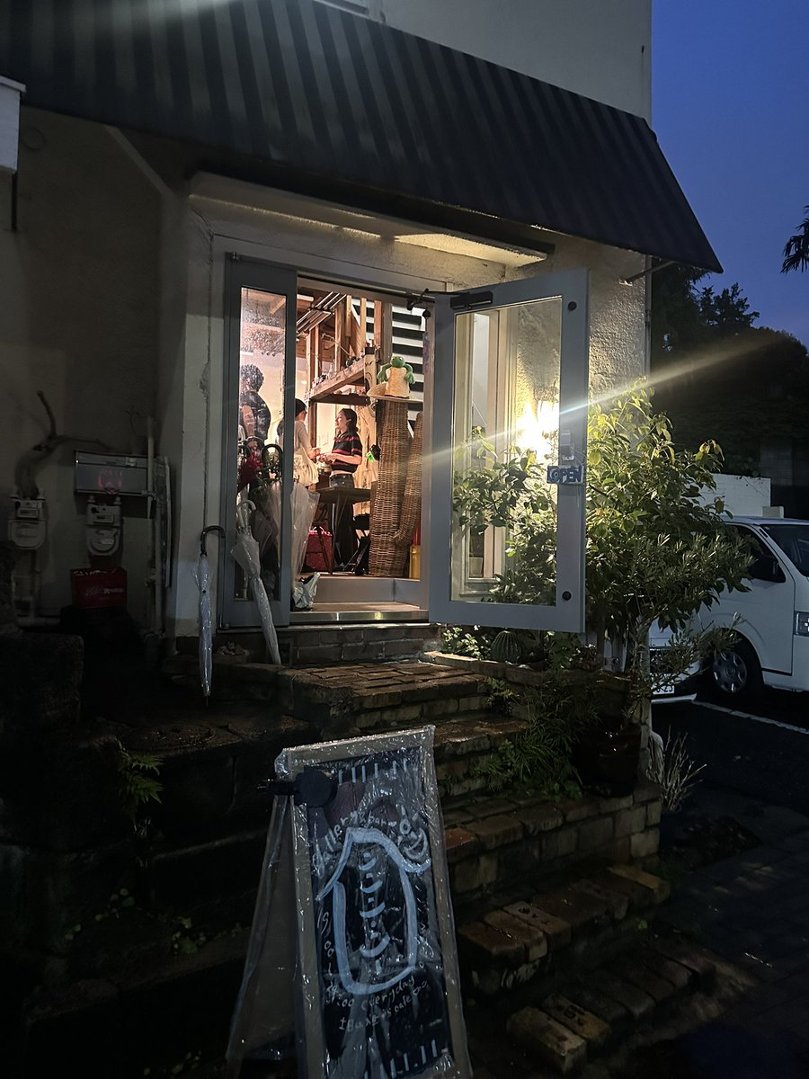 Shoko3panda's tweet photo. 『ニーフリ！vol.2』行ってきた😊
可愛いお洋服買って、美味しいお酒🥃飲んで、大変に楽しかった❣️
結局終電近くまでいてしまった(笑)
途中から買った服着ているのは皆同じ😂 https://t.co/c2v6mdJImK